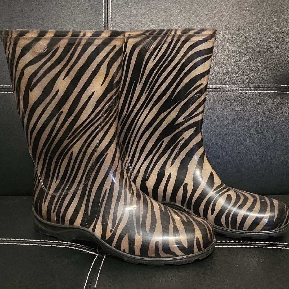 Sloggers Zebra Print Winter Rain Boots - Black and Grey - Picture 2 of 7